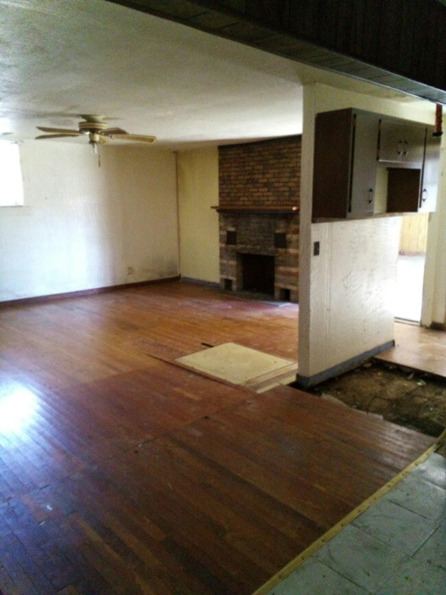 Photo - 313 Station St