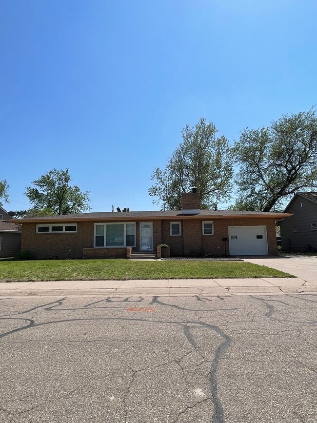 Building Photo - 2 Bedroom, 2 Bathroom House with Attached ...