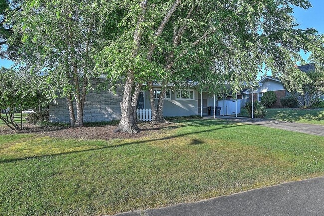 Building Photo - 3 Bdrm / 2 Bath One Level Home Kingsport, TN