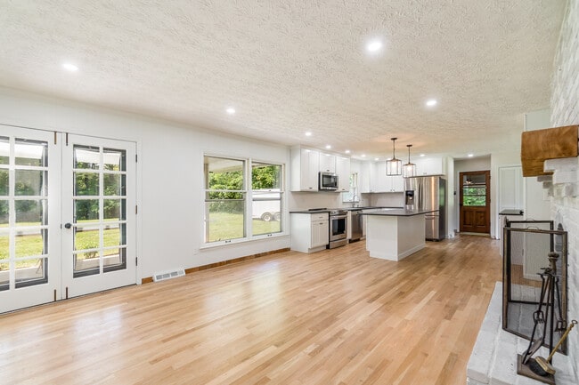 Kitchen/Family room w/fireplace - 4397 Limerick Ln