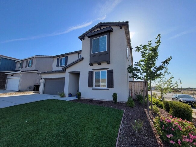 Beautiful 4/2/5 located in Lincoln w/ Sola... - Beautiful 4/2/5 located in Lincoln w/ Sola... House