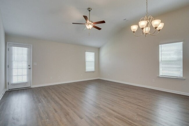 Photo - 347 Norwich Dr