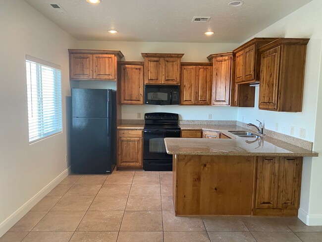 Building Photo - MILLCREEK SPRINGS TOWNHOME