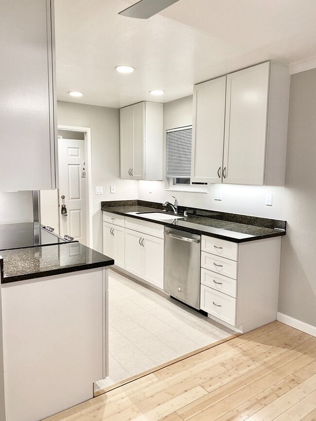 Photo - Noel Oaks Apartments