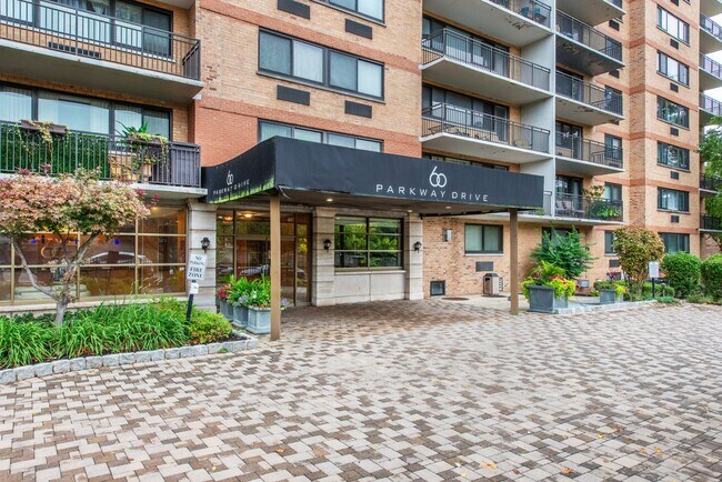 Building Photo - 60 Parkway Dr