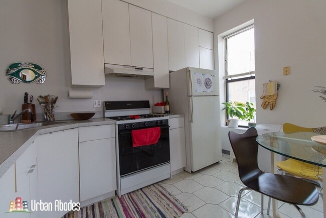 Building Photo - 2327 W Ohio St Unit 1F