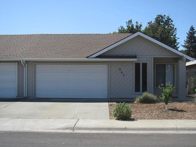 Building Photo - Charming 3 Bedroom, 2 Bath Halfplex in Southwest Woodland