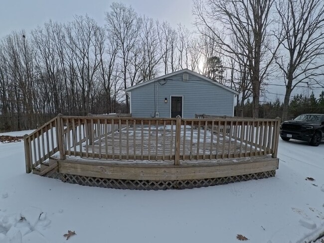 Building Photo - Adorable Home/Huge deck