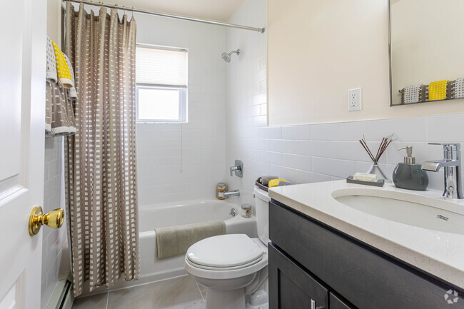1BR, 1BA - 800SF - Bathroom - Madison Gardens Apartments