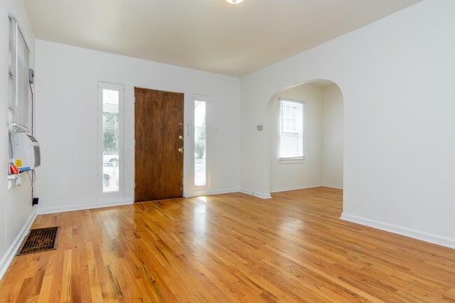 2002 View St E
