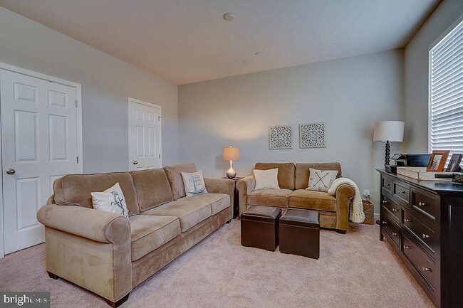 Building Photo - 476 N Palace Dr