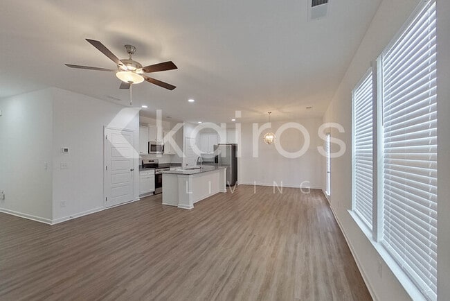 Photo - 103 English Oak Ln