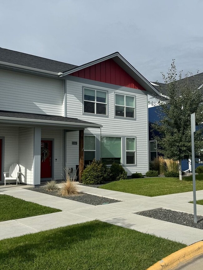 Building Photo - Gorgeous Townhome for Rent in the Lakes Neighborhood! Walking Distance to Parks and Lakes!