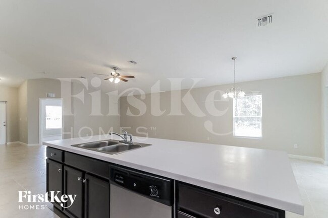 Photo - 150 Breakwater St SE