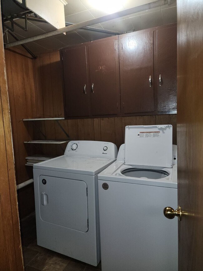 Photo - 304 S Wisconsin St Unidad Basement Apartment