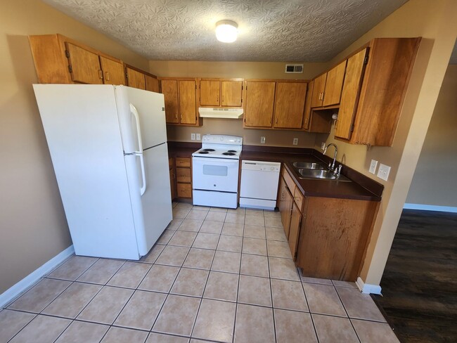 Photo - Spacious 2 bedroom 2 full bath first floor apartment for rent!! Unit 2