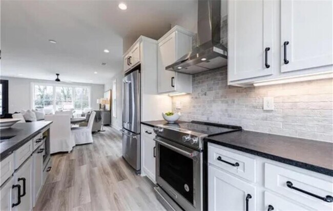 Photo - 585 King Arnold St