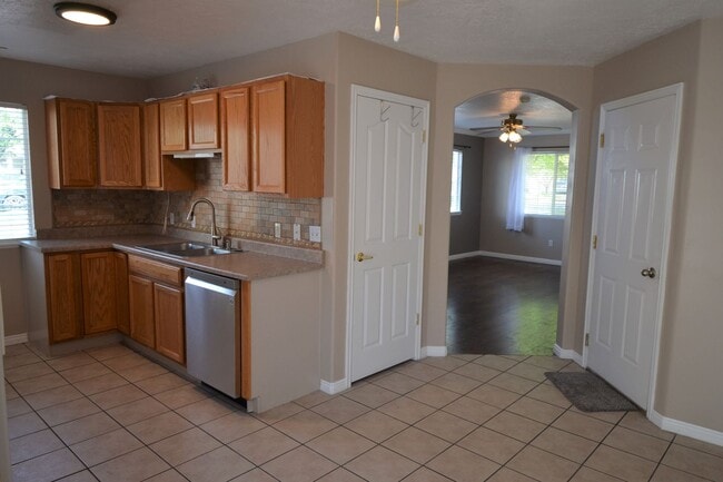 Photo - Adorable 3 Bed 2 Bath Townhouse in West Valley!!!
