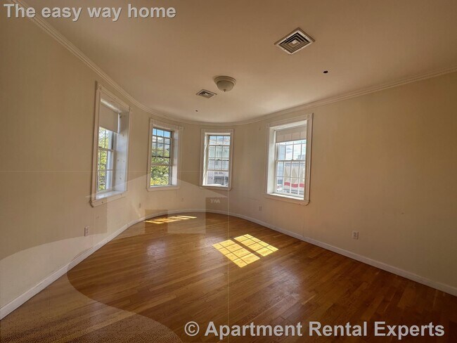 Building Photo - 4 Bishop Allen Dr Unit #2