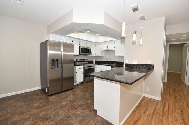 Building Photo - Stunning 2-Bedroom Condo 2nd Floor at The Lakes!