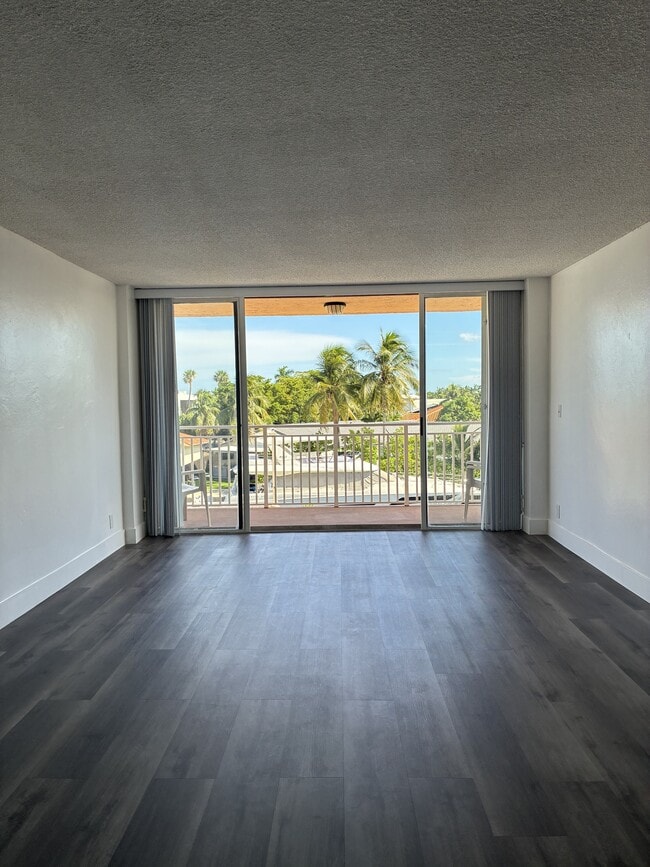 Photo - 2450 NE 135th St Unidad 209