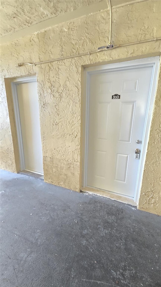 Building Photo - 3700 NW 21st St Unit 310