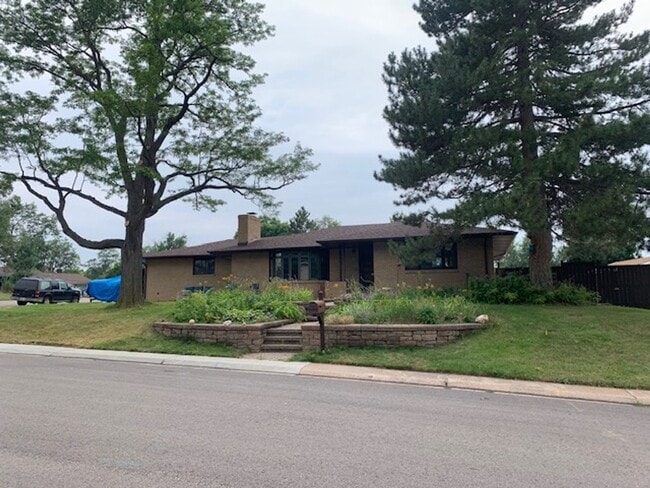 Building Photo - 545 Crestmore Pl