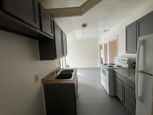 Photo - Spacious 3-Bed Apartment - Off-Street Park... Unit 5