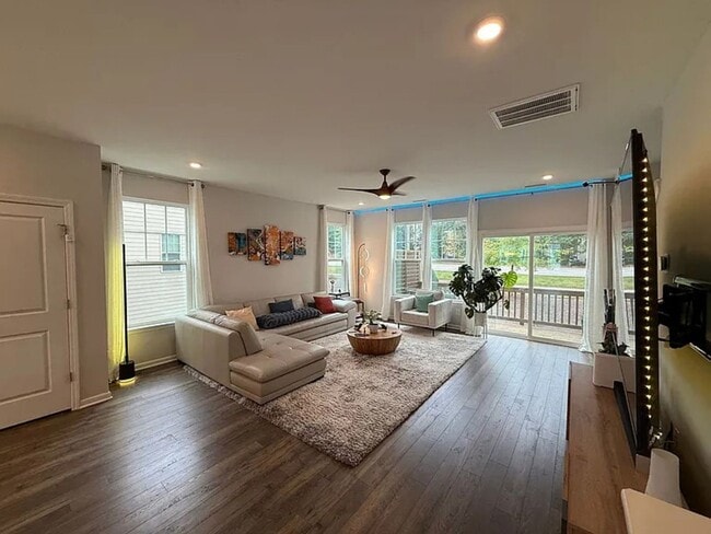 1228 Commack Dr