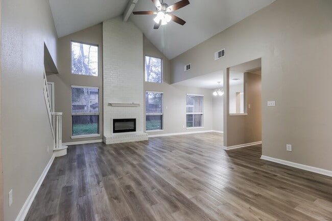 Photo - 2403 Knollbrook Ln