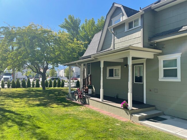 4plex side view - 203 S Division St Unit 3