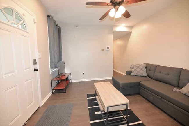 Photo - 912 Charlotte St