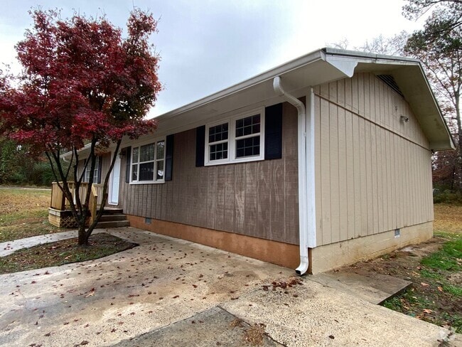 Building Photo - 4 bedroom, 1-1/2 bathroom House in West Rome!
