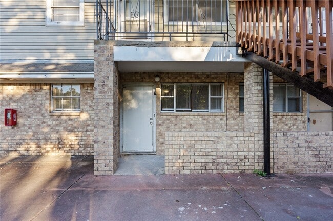 Building Photo - 2729 Main St Unit 7