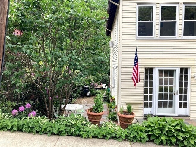 28 Beaconsfield Rd Unit 1