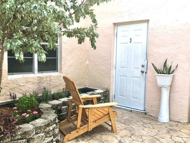 studio #3 - 1736 SW 12th St Unit 3