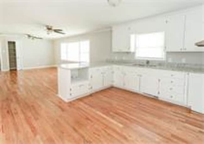 Photo - Spacious 3 Bedroom SFH