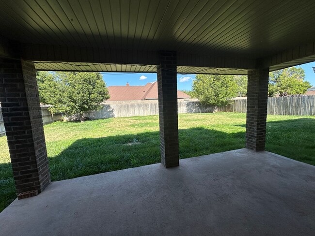 Photo - Spacious and nicely located on a cul-de-sac street 3 bedroom 2 bathroom home for rent.