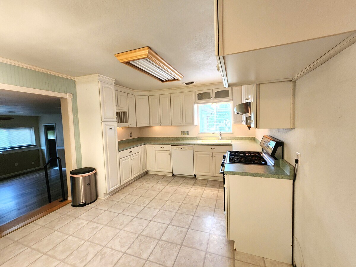 Photo - 1130 East St