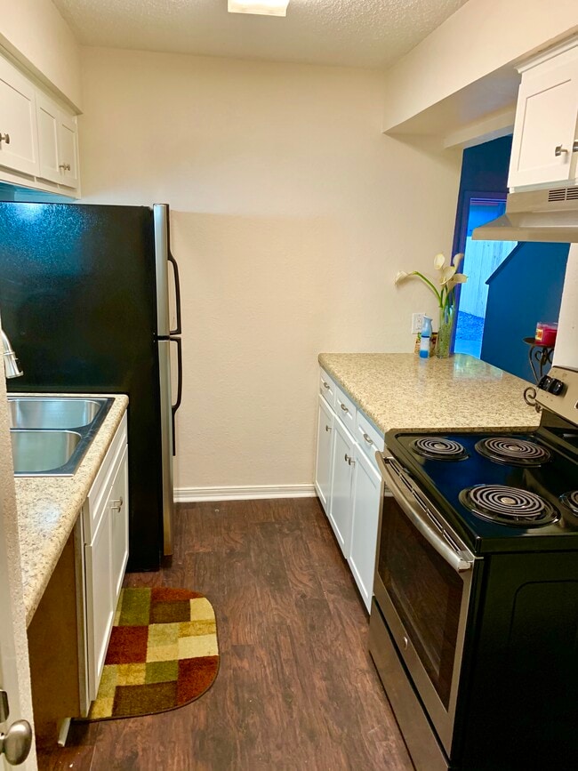 Building Photo - 1200 Tyra Ln Unit A