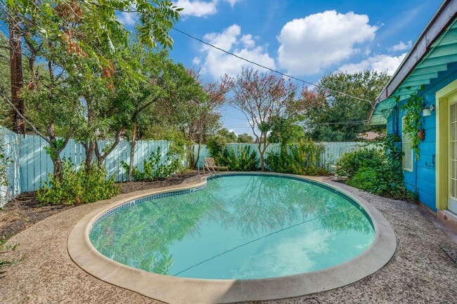 Building Photo - 2 Bed/2 Bath in Northeast Park Subdivision w/ pool