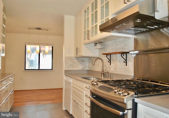 Building Photo - 2850 Dover Ln Unit 203