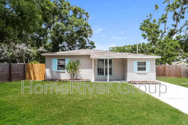 Photo - 1533 Canterbury Rd N Casa