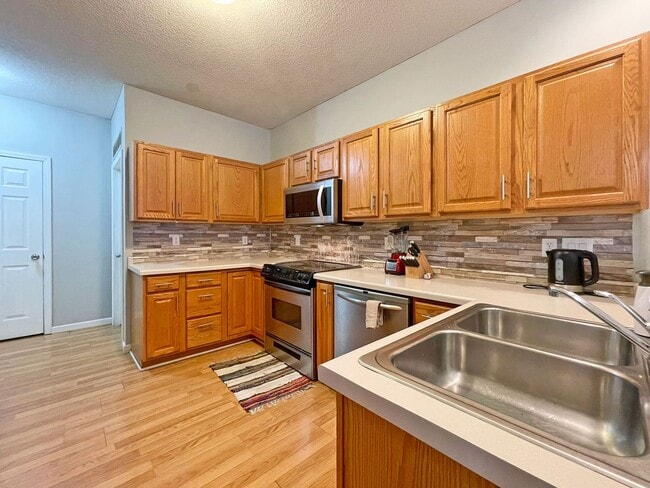Photo - Spacious End Unit Townhome with Fireplace and Vaulted Ceilings is Pet Friendly!