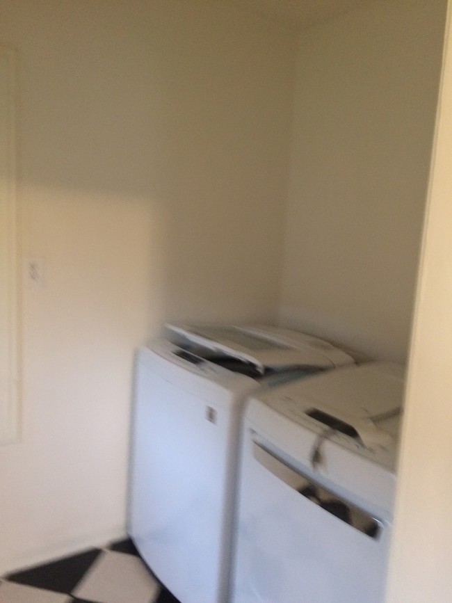 Laundry area - 812 Highland Ave Apartments Unit 808