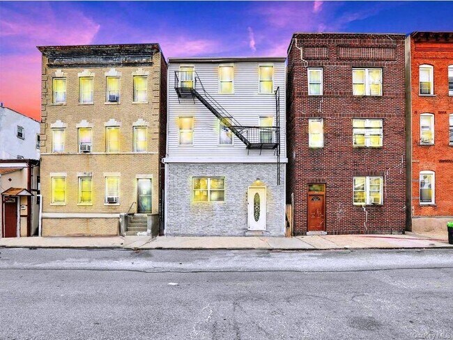 305 Un Ave  