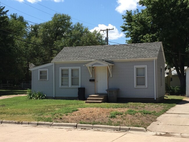 Building Photo - 406 N Bismark Ave
