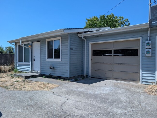 Great 1 bedroom duplex with large yard and... - Great 1 bedroom duplex with large yard and... House