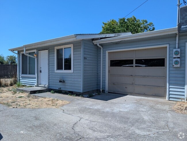 Building Photo - Great 1 bedroom duplex with large yard and... Rental