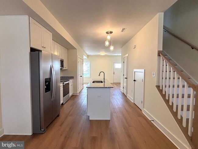 Building Photo - 113 W North St Unit 200